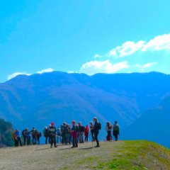P1190514   Ampio spiazzo. Un bel balcone sulla Valdadige. Un venticello mitiga a tratti il caldo. Foschia.